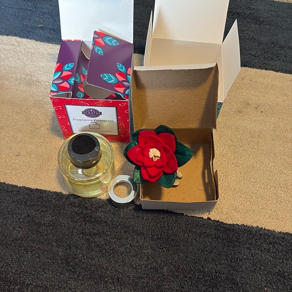 Scentsy Fragrance Flower Oil-Radiant Red Poinsettia with Candy Cane Buttercream